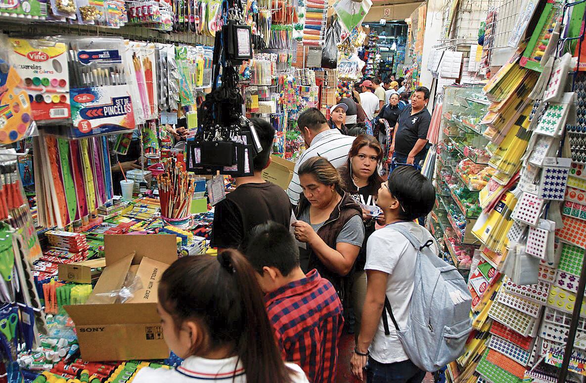 Los padres de familia hacen maravillas para comprar los útiles de sus pequeños para que vayan a la escuela