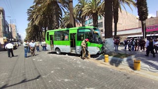 Tacna: Minibus sin frenos se estrella contra ocho bolardos y una palmera