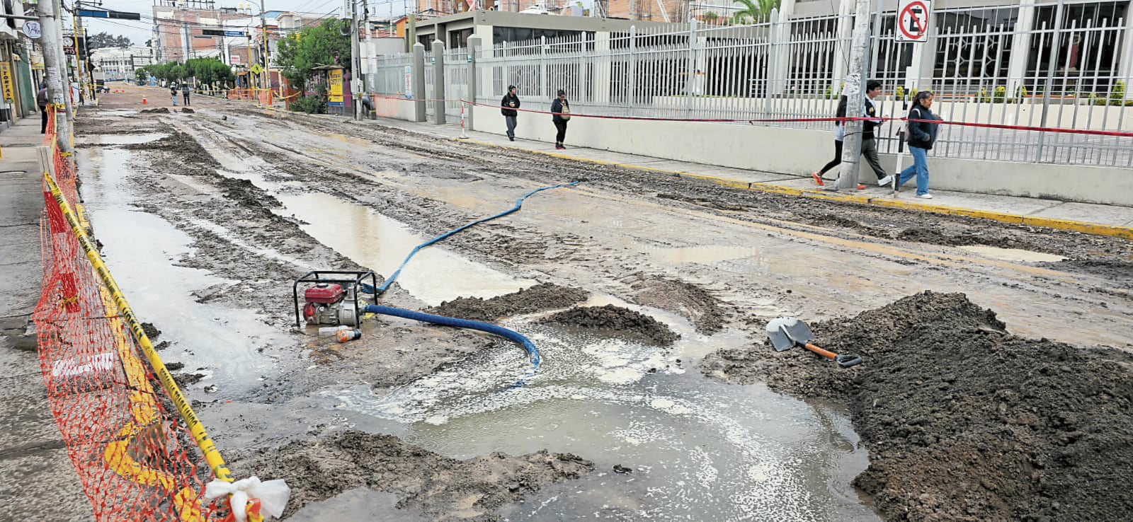 Desborde de aguas residuales en obra vial de Lambramani (Arequipa). Foto: GEC.