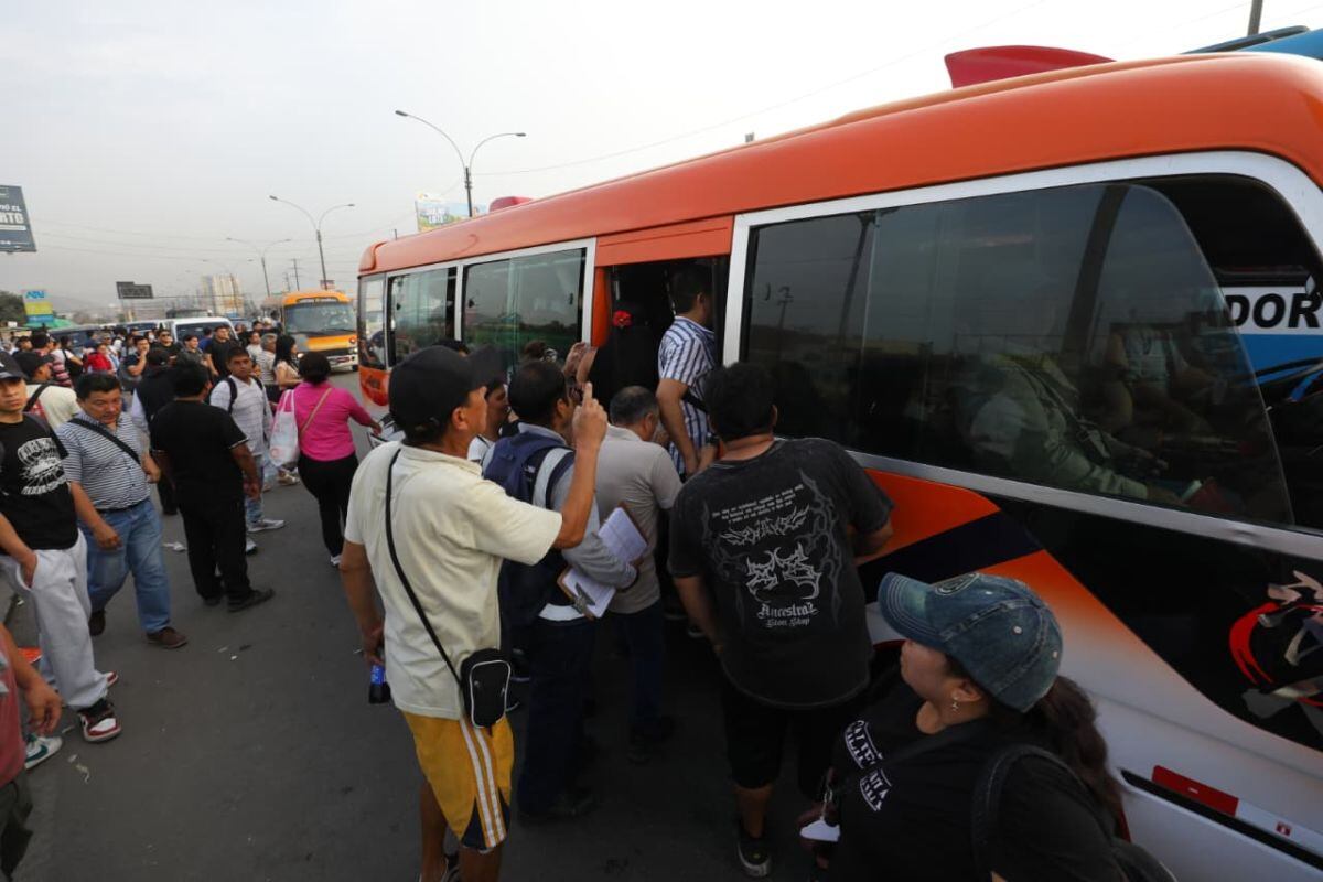 Las personas buscaron distintas formas de llegar a sus destinos durante el paro de transportistas. (Foto: Antonio Melgarejo/ @photo.gec)