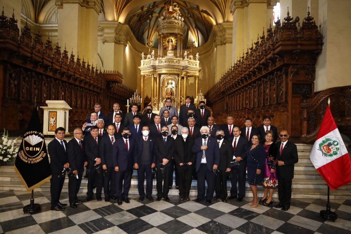 Los exmiembros del Grupo Especial de Inteligencia (GEIN) en la Catedral de Lima. (Foto: Eduardo Cavero)
