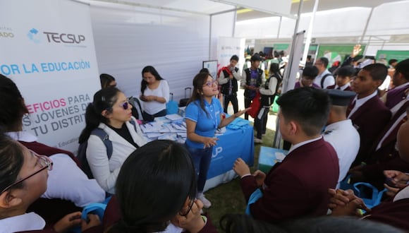 Jóvenes reciben ofertas de instituciones en Arequipa. (Foto: Leonardo Cuito)