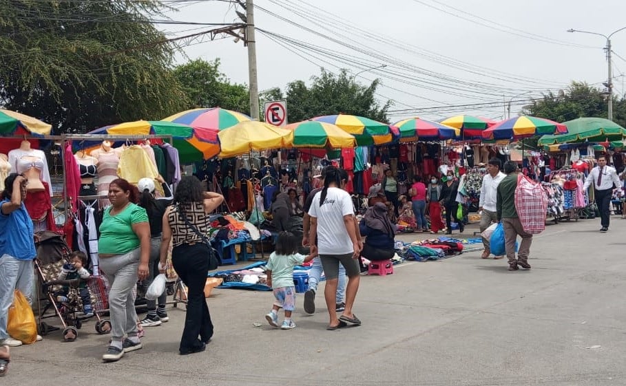 Comerciantes informales aducen necesidad de trabajo por crisis económica.