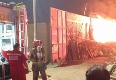 Trujillo: Incendio de gran magnitud arrasó con almacén de madera (VIDEO)