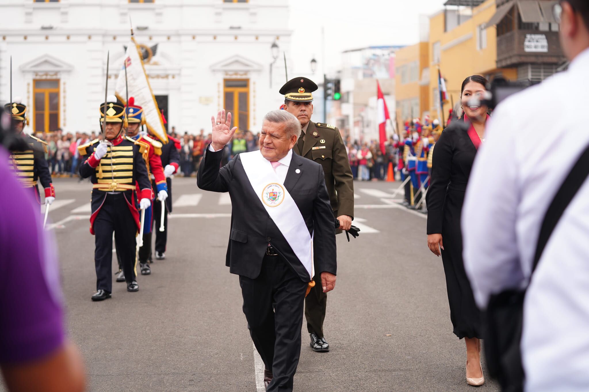 Estará en España viendo temas estrictamente personales. Según indicó, ya ha trabajado más de 40 años y merece descansar, aunque rechaza que esté abandonando a La Libertad. Solo seis integrantes del Consejo Regional se opusieron al gobernador y criticaron que se vaya en medio de crisis social y política.