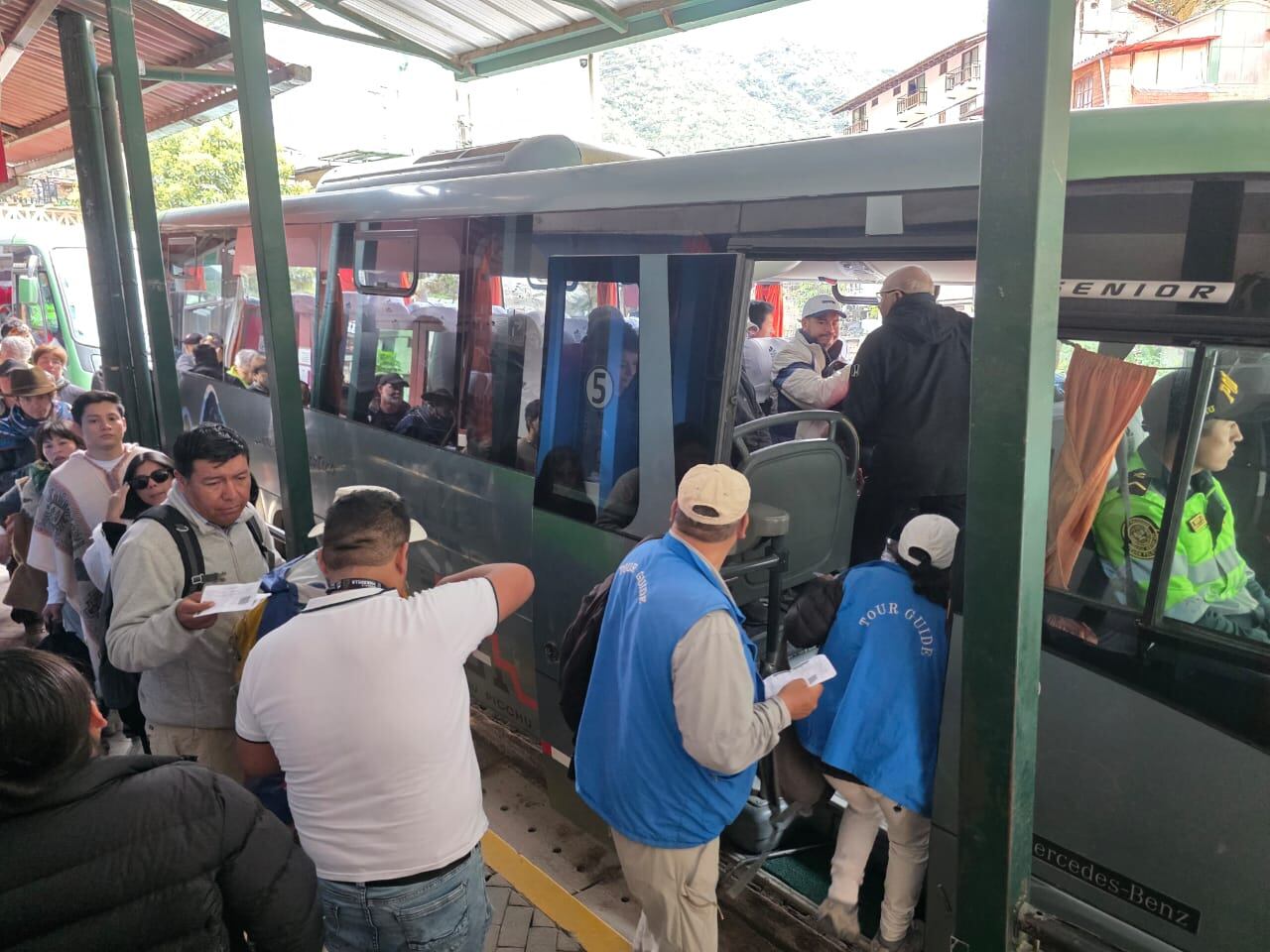Empresas de transporte pugnan por el usufructo de la única vía que traslada locales y turistas hasta la entrada de Machu Picchu