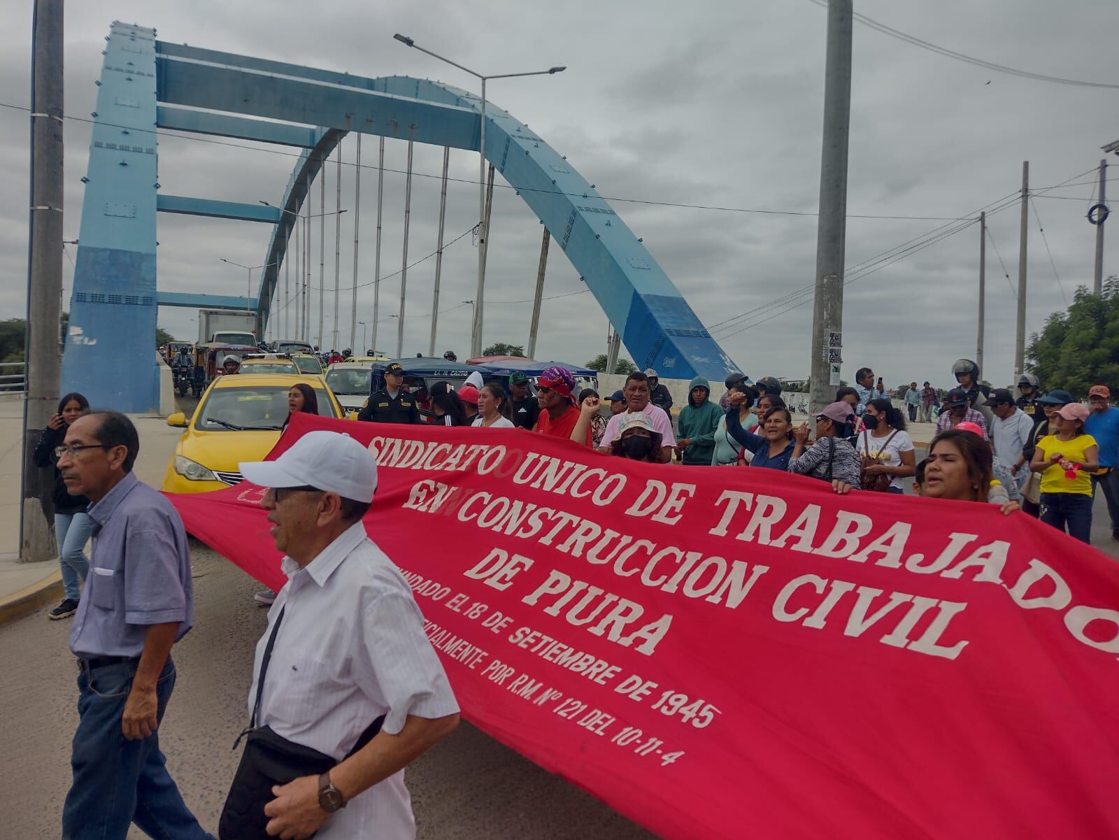 Desde la madrugada, se observó presencia policial en las calles y avenidas, con patrulleros ubicados en habituales puntos de encuentro para las manifestaciones.