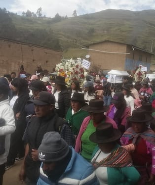 Sentida despedida a familia de seis integrantes que perdió la vida en una volcadura en Huánuco