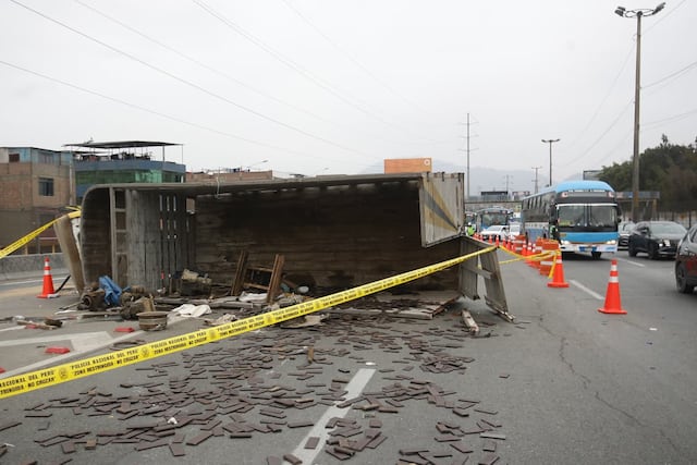 Camión se vuelca en la Vía de Evitamiento y provoca congestión vehicular en San Juan de Lurigancho