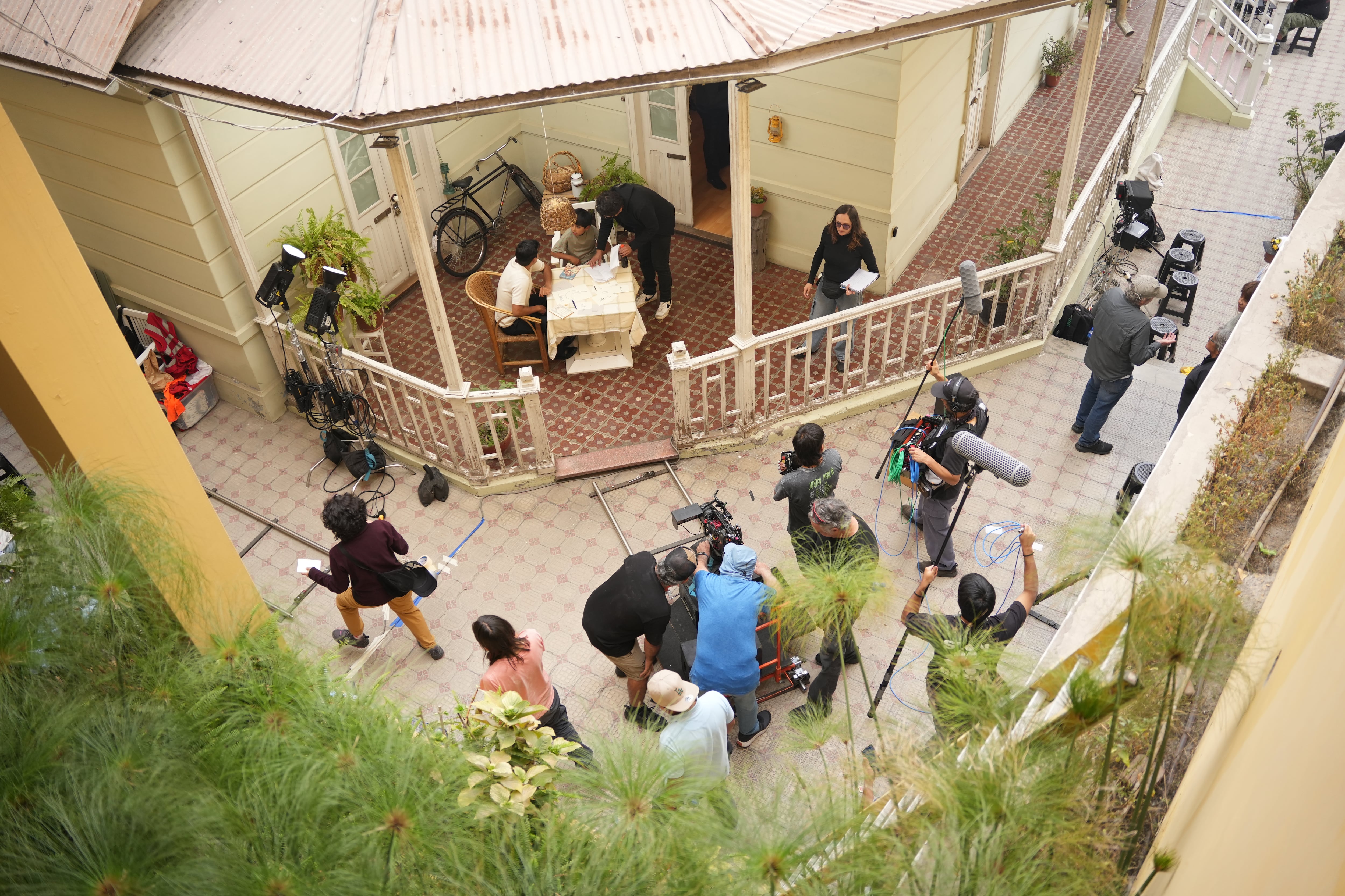La filmación se viene realizando en la ciudad de Arequipa y en Punta de Bombón, escenarios que aportan autenticidad y riqueza visual al relato.
