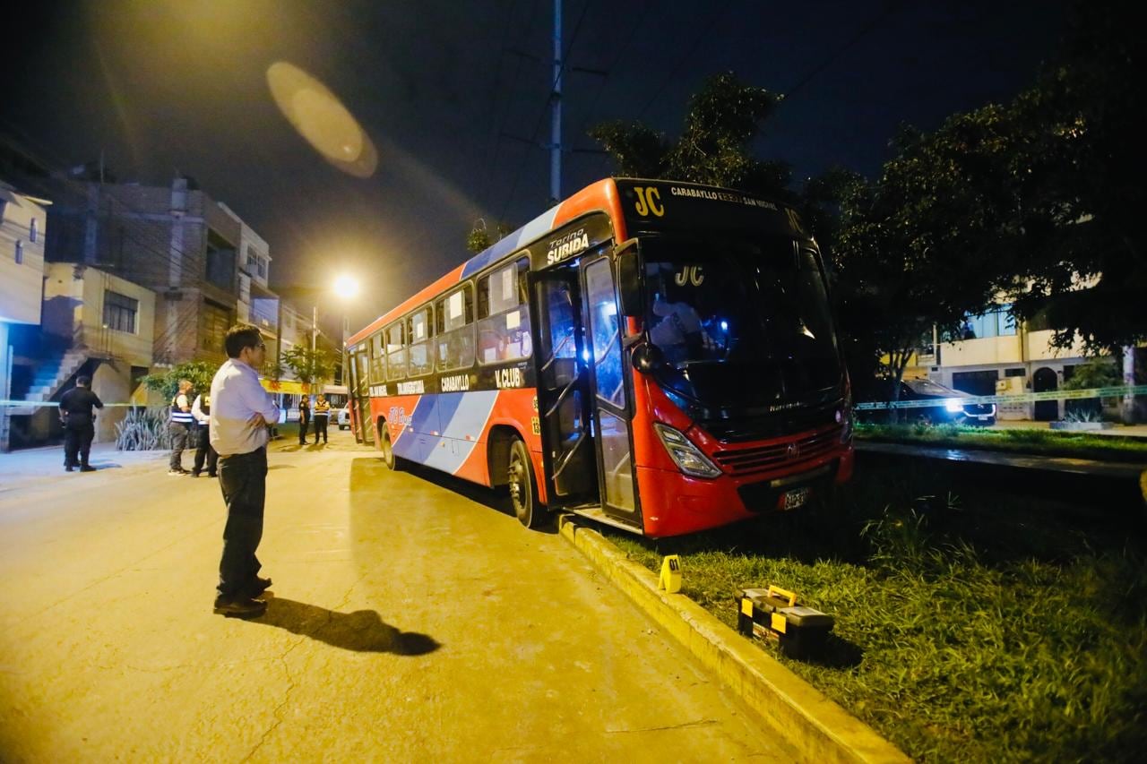 El conductor fue atacado cuando trasladaba pasajeros por la avenida Los Próceres. Pese a ser llevado a un hospital, falleció por la gravedad de sus heridas. (Fotos: GEC)