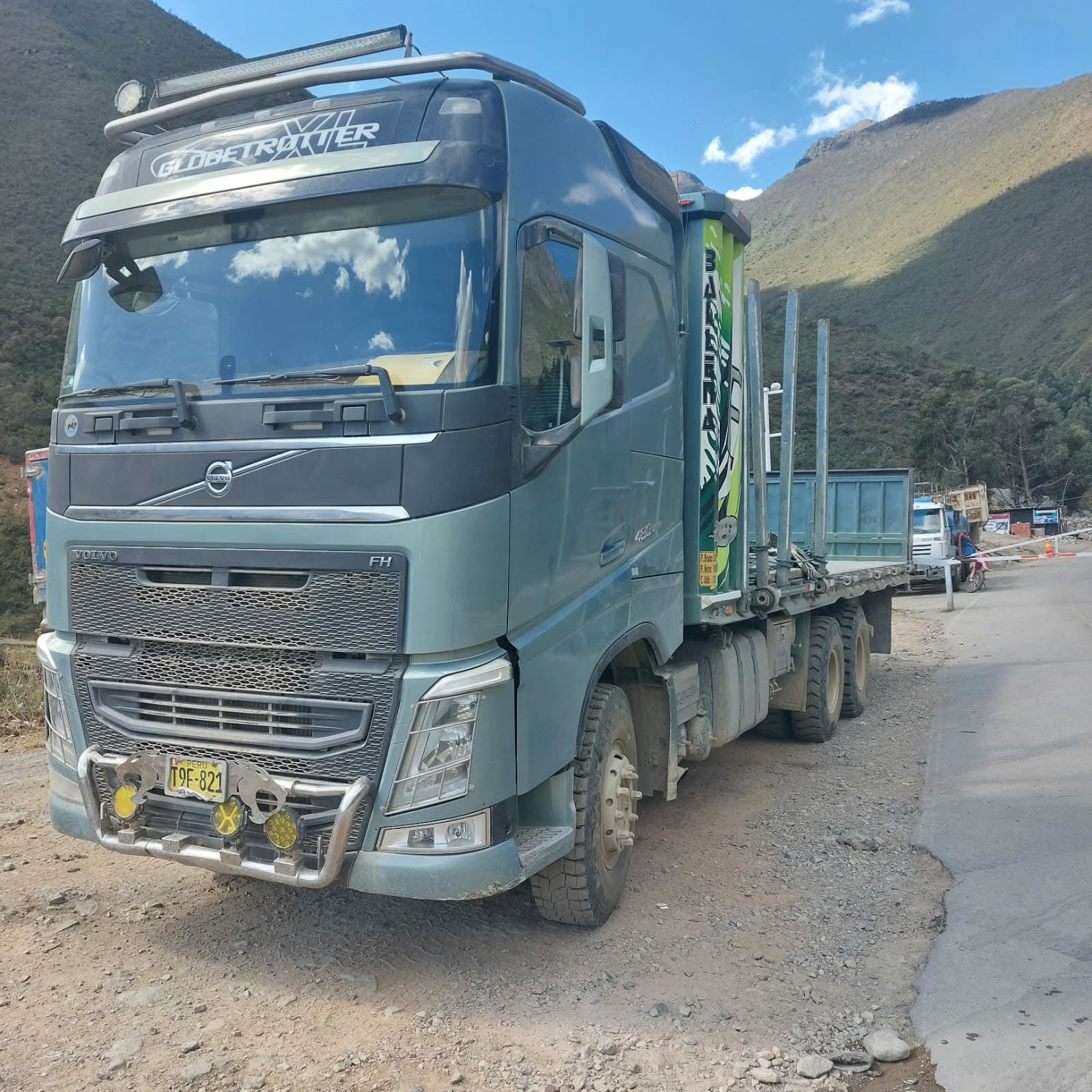 Según el agraviado, el atraco ocurrió en circunstancias que se desplazaba por la avenida Industrial, cerca al restaurante Don Isaac. Los maleantes le cerraron el paso y tras amenazarlo con armas de fuego lo despojaron de la unidad móvil.