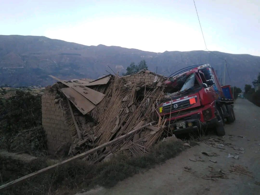 Chofer del vehículo que transportaba abarrotes resultó herido.