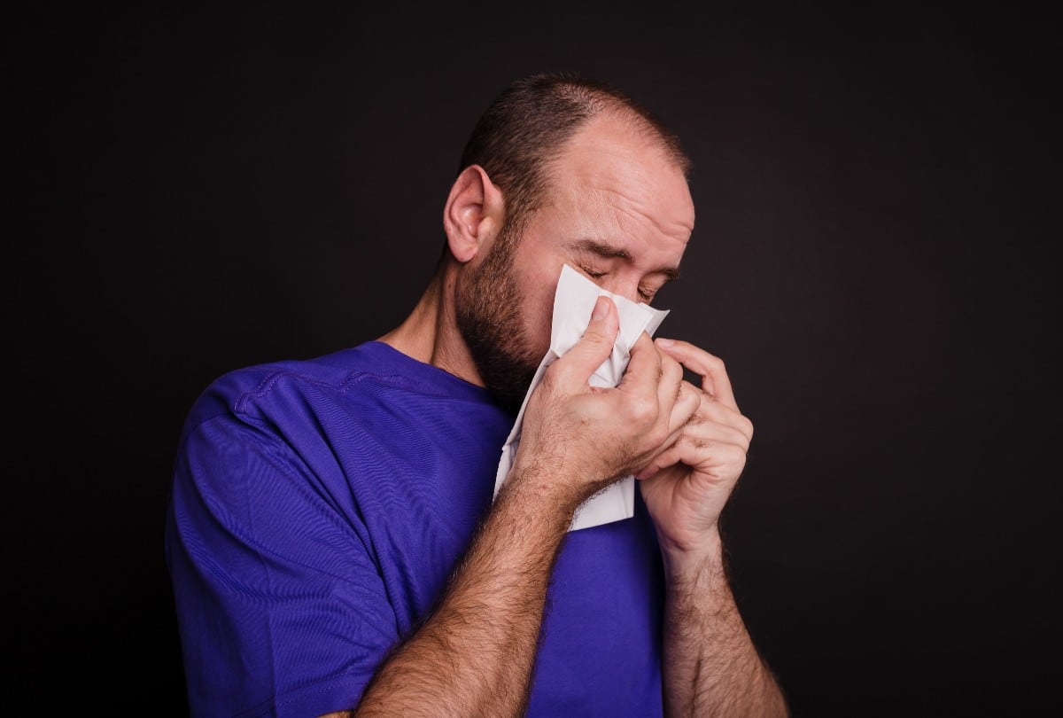 La investigación observó cómo el revestimiento nasal humano responde al rinovirus y activa mecanismos que frenan la infección. (Foto referencial: Freepik)