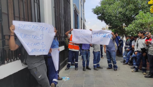 Trabajadores protestaron con carteles. Foto: GEC.