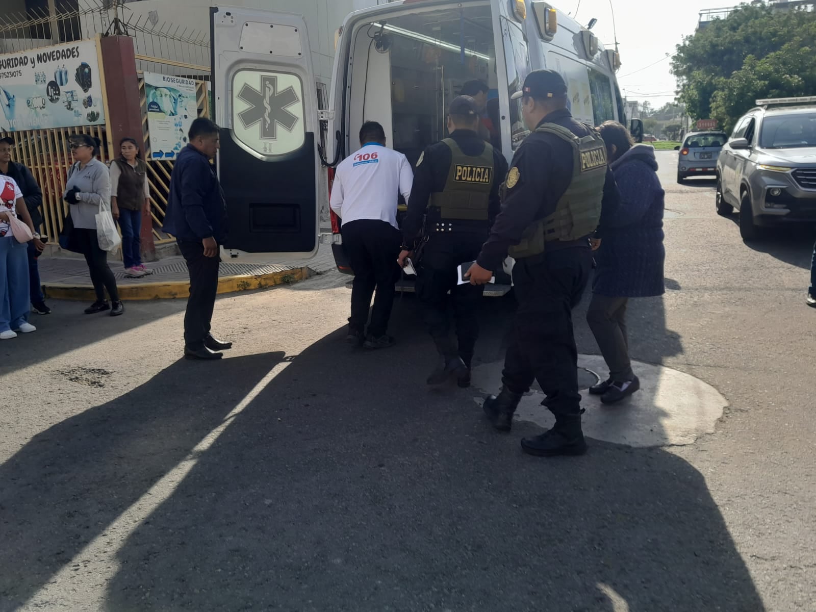 Abuelita queda grave tras ser impactada por combi escolar en José Luis Bustamante y Rivero. Foto: GEC.