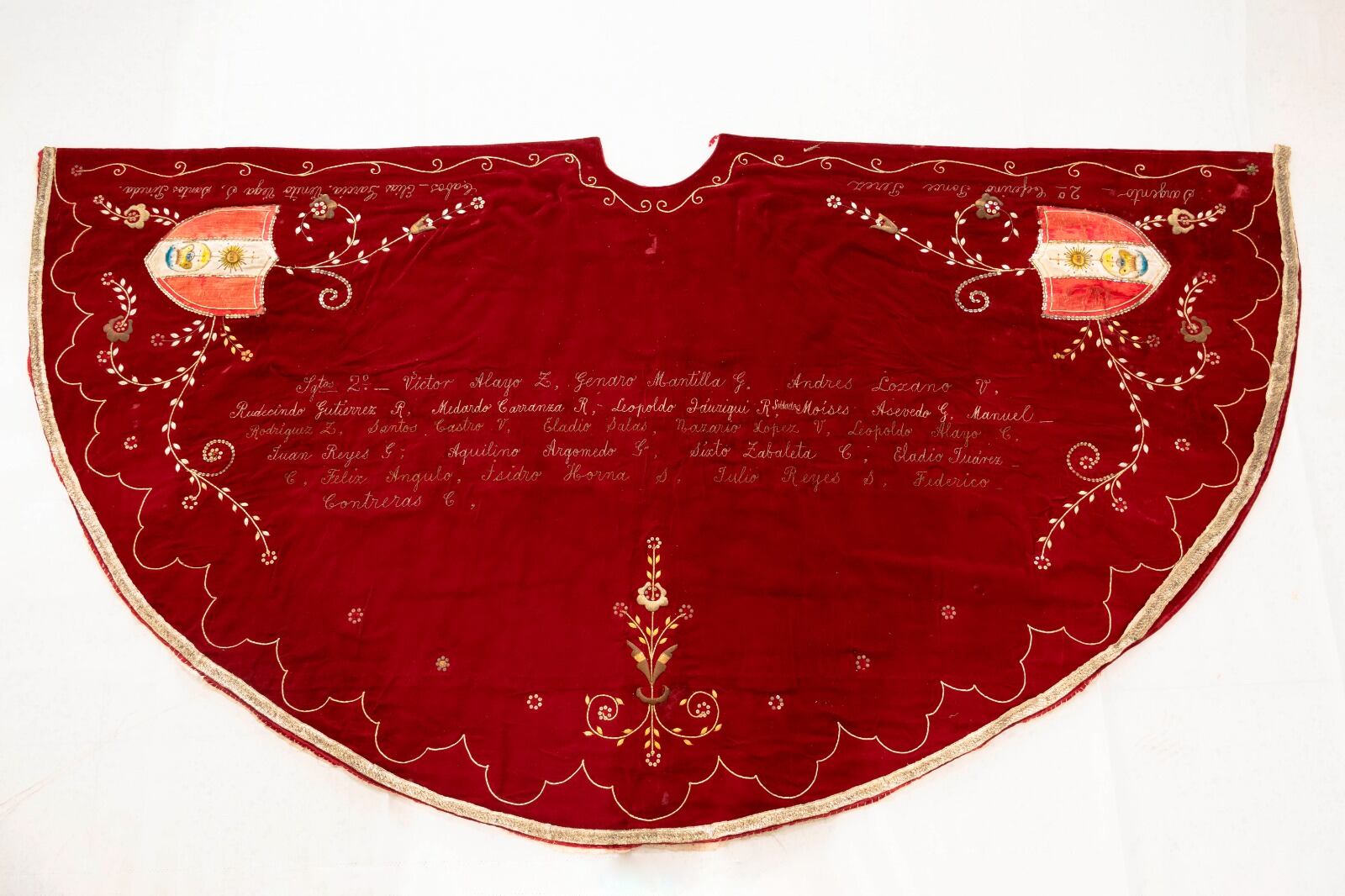 Manto de Otuzco, bordado con hilos plateados y dorados.