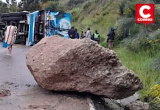 Jauja: Camión volcó en la carretera tras esquivar la caída de una roca