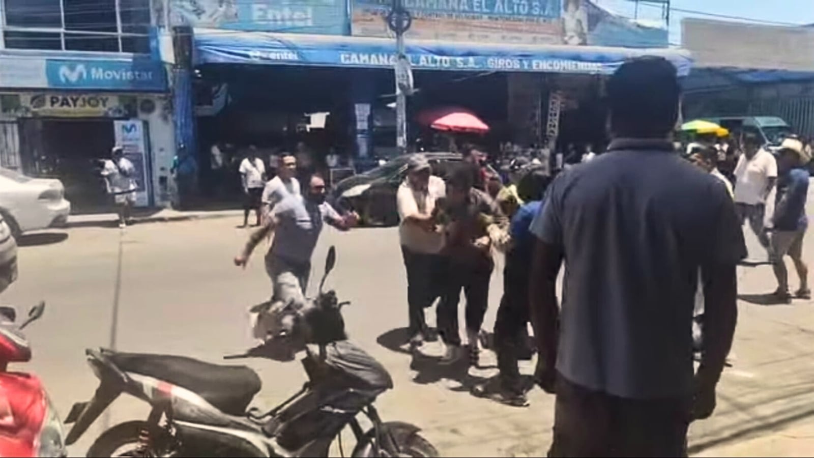 Transportistas se enfrentan a golpes por pasajeros en Camaná. Foto: Captura de video MT Noticias.