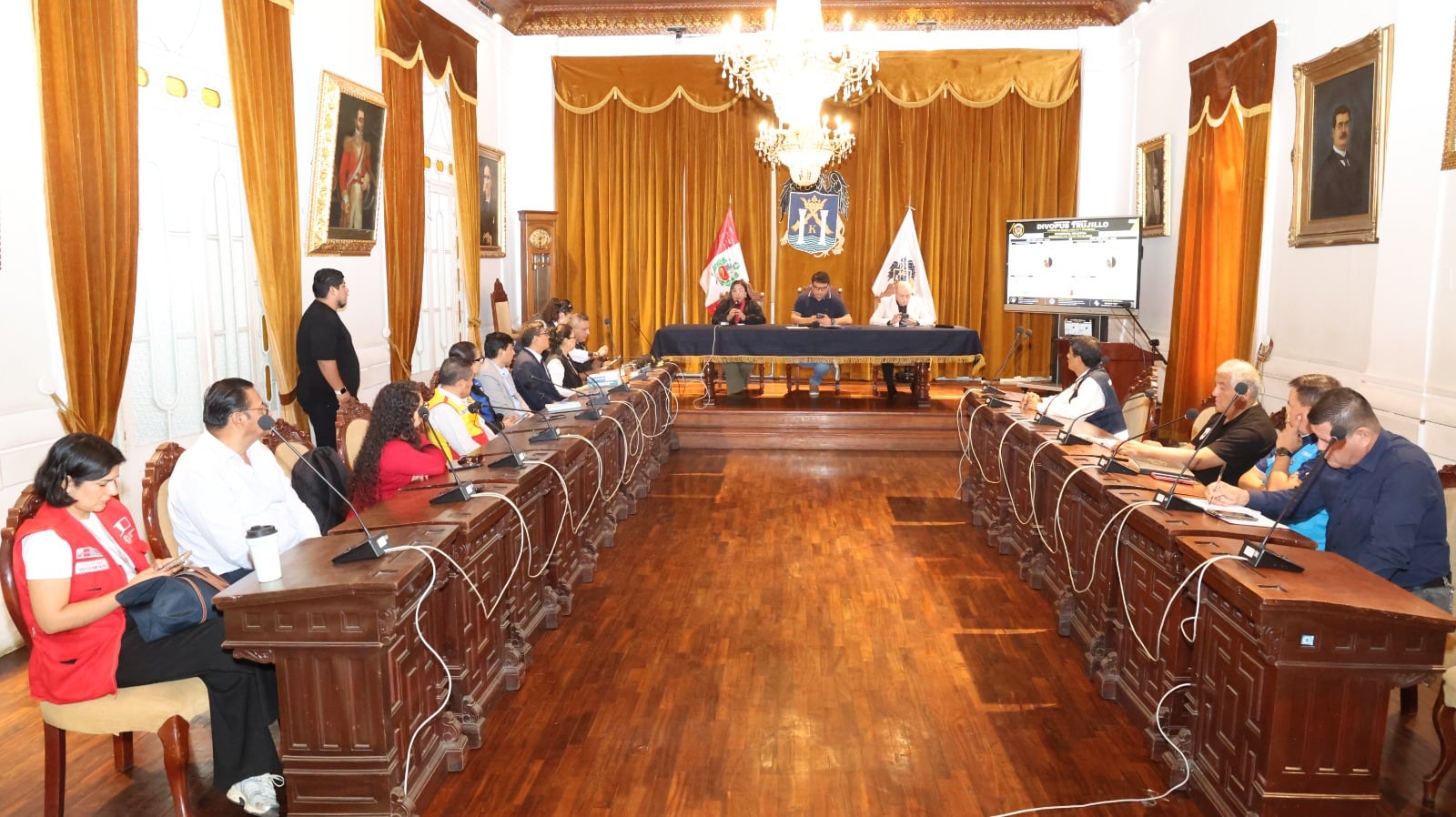 Se planteó establecer alguna forma de prohibición de esta actividad y que la sanción sea el internamiento en el depósito de los vehículos que participen, de tal manera que el personal policial y la municipalidad ejecuten la medida.