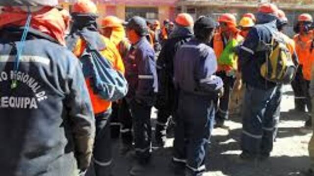Obreros de carretera Lago Sagrado exigen sueldos