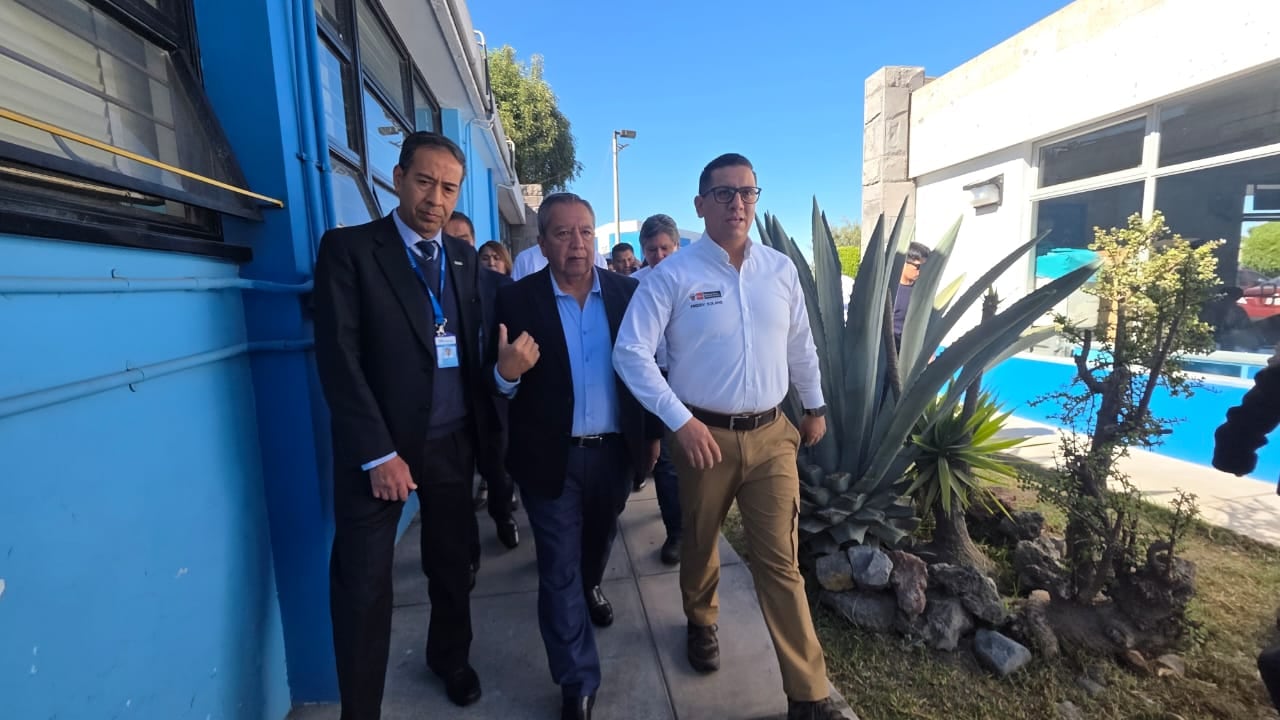Presidente ejecutivo de EsSalud y ministro de Trabajo en hospital Carlos Alberto Seguín Escobedo, en Arequipa. Foto: EsSalud Perú.