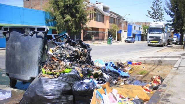 Queman tres contenedores de basura en Mariano Melgar