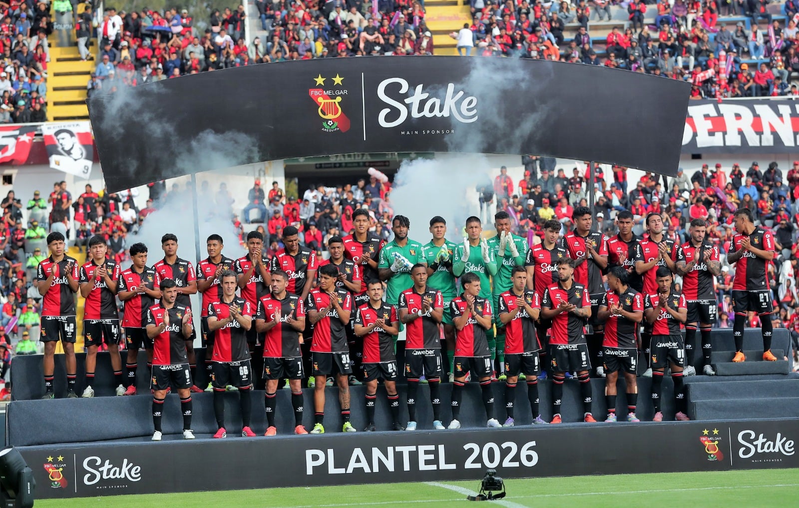 Plantel en la Tarde Rojinegra 2026 del FBC Melgar, en el estadio de la UNSA. (Foto: Omar Cruz/@photo.gec)