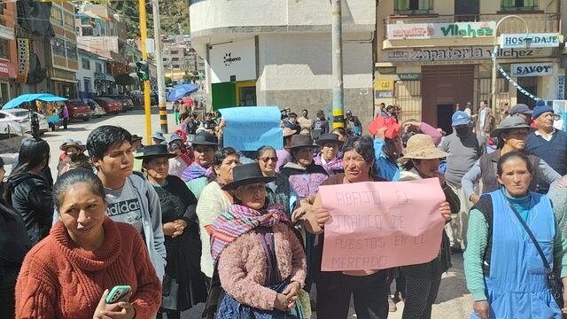 Comerciantes del Mercado de Abastos de Huancavelica realizan plantón ante Municipio de Huancavelica