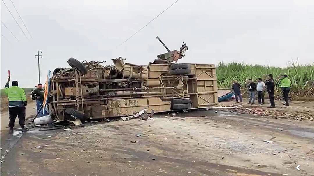 El choque entre un ómnibus de la empresa Transportes Cascas y un vehículo que trasladaba a trabajadores de Camposol originó una nueva tragedia en las carreteras de La Libertad. Primeras investigaciones apuntan a un posible exceso de velocidad. Este año murieron 112 personas en vías de la región.