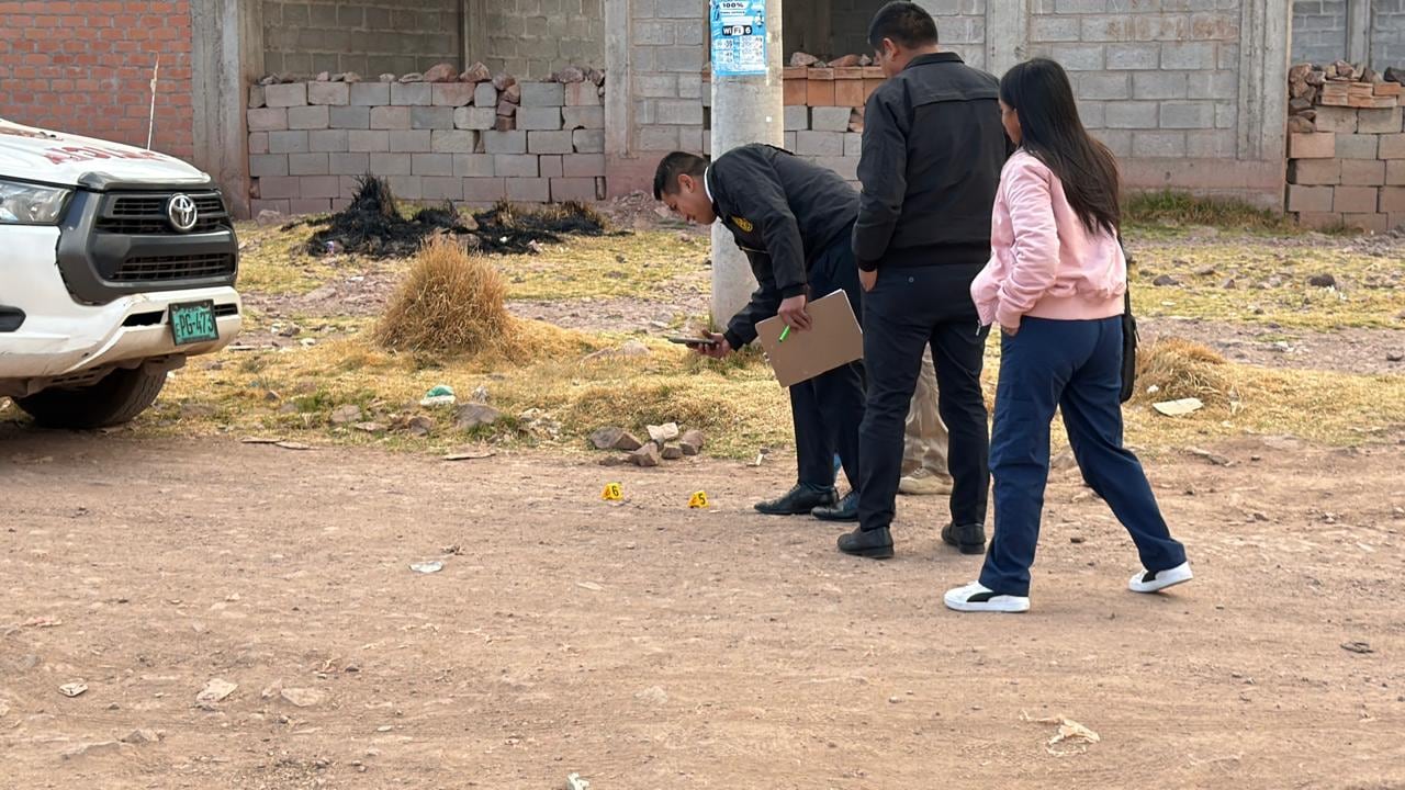 Según los testigos, los hampones llegaron al lugar a bordo de una camioneta plomo. Luego habrían violentado la puerta principal para ingresar a una de las habitaciones.