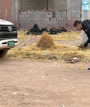 Según los testigos, los hampones llegaron al lugar a bordo de una camioneta plomo. Luego habrían violentado la puerta principal para ingresar a una de las habitaciones.