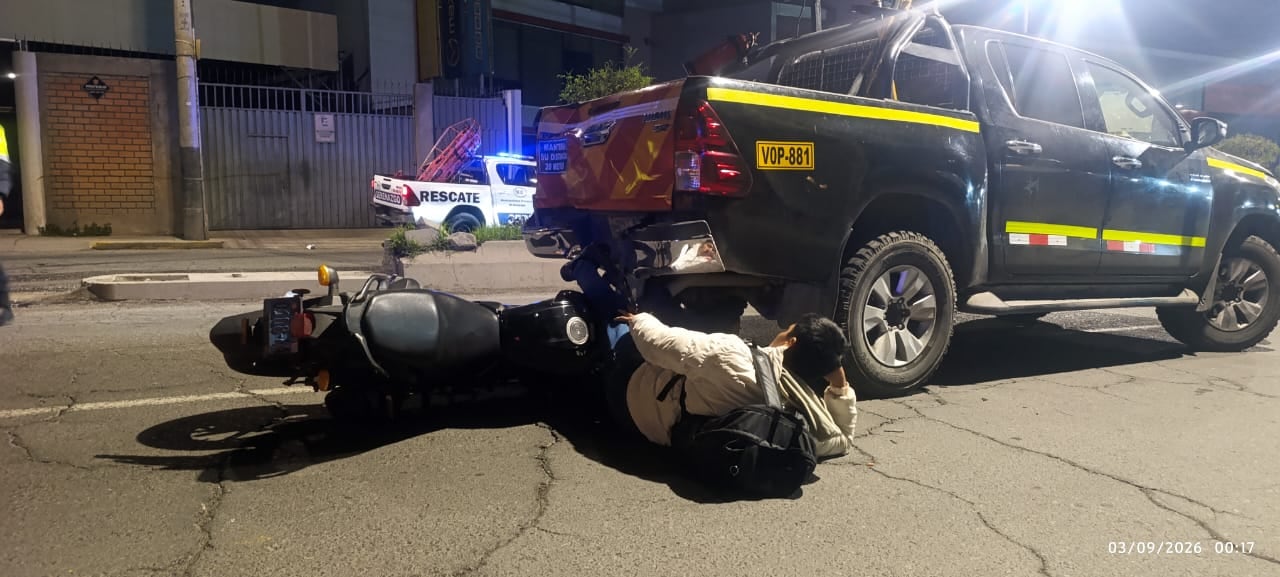 Motocilista choca contra una camioneta en Arequipa. Foto: Serenazgo.