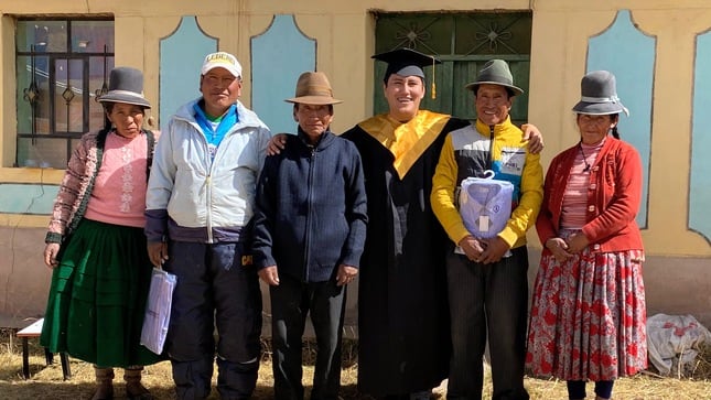Honorio Apaza, junto a su familia, todo un orgullo. Foto/Difusión.