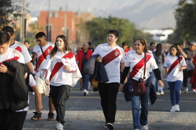 Arriban al Estadio Monumental para el partido amistoso entre la Bicolor y la Albirroja. Foto: Violeta Ayasta/@photo.gec