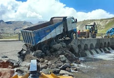 Demuelen parte del puente Puyca para retirar volquete atascado en forado