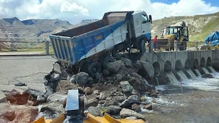 Demuelen parte del puente Puyca para retirar volquete atascado en forado