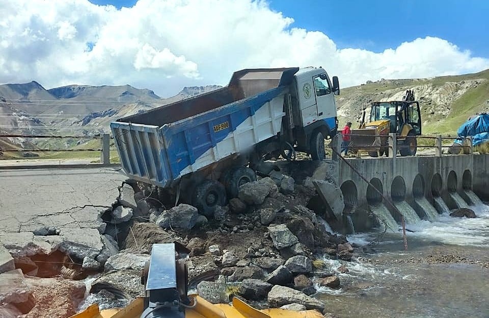 Demuelen parte del puente Puyca para retirar volquete atascado en forado (Foto: Facebook Coer)