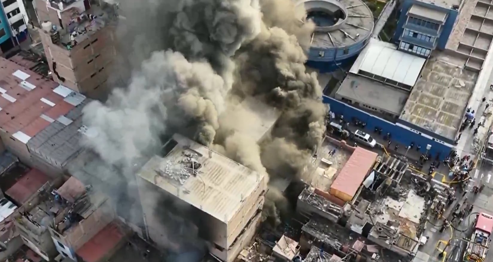 El siniestro ocurre en un almacén ubicado en el jirón García Naranjo, en La Victoria. El Cuerpo General de Bomberos del Perú desplegó 11 unidades. (Imagen Canal N)