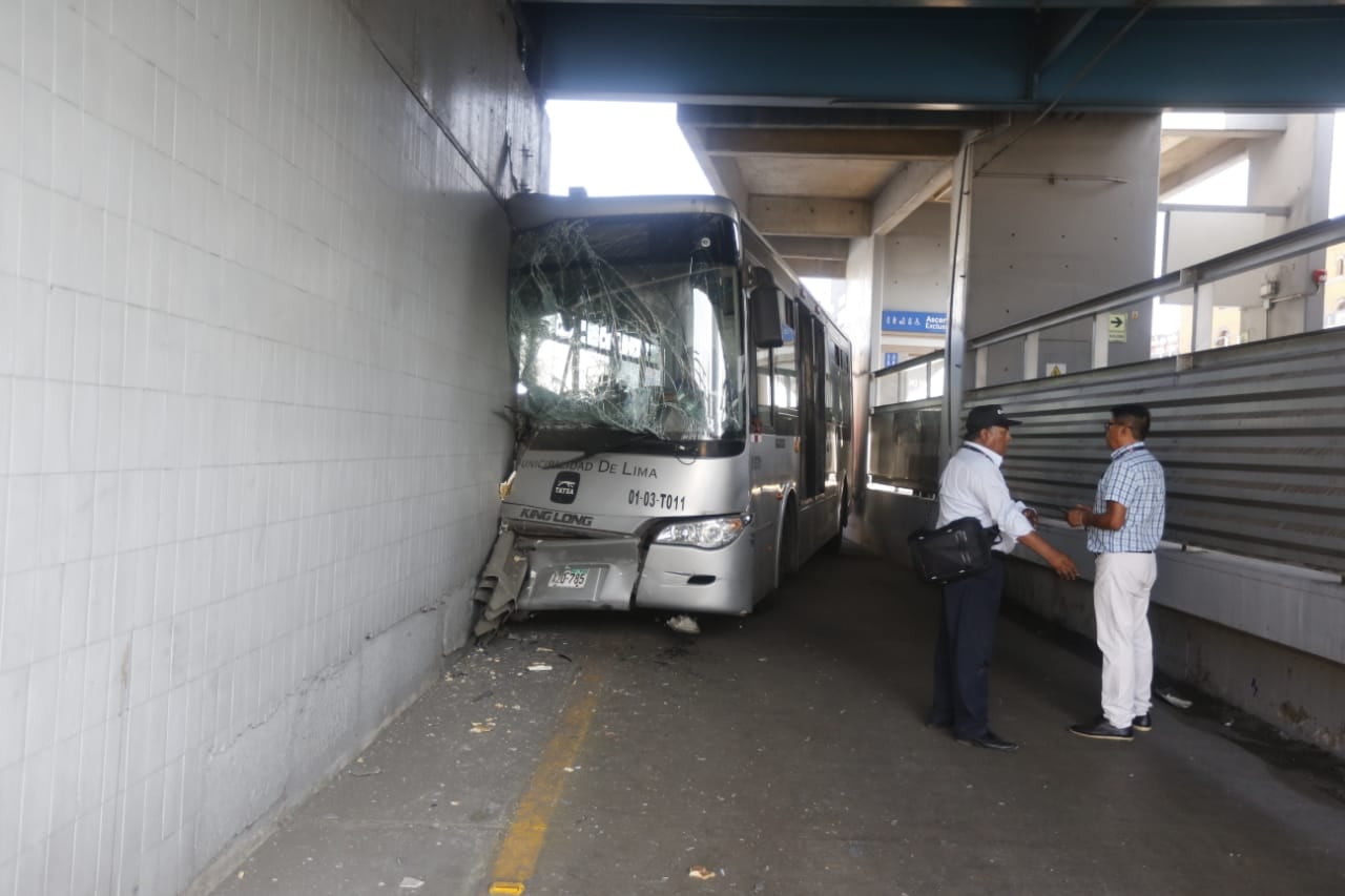 Bus del Expreso 5 impactó contra el puente de la Estación México el lunes 26 de enero.