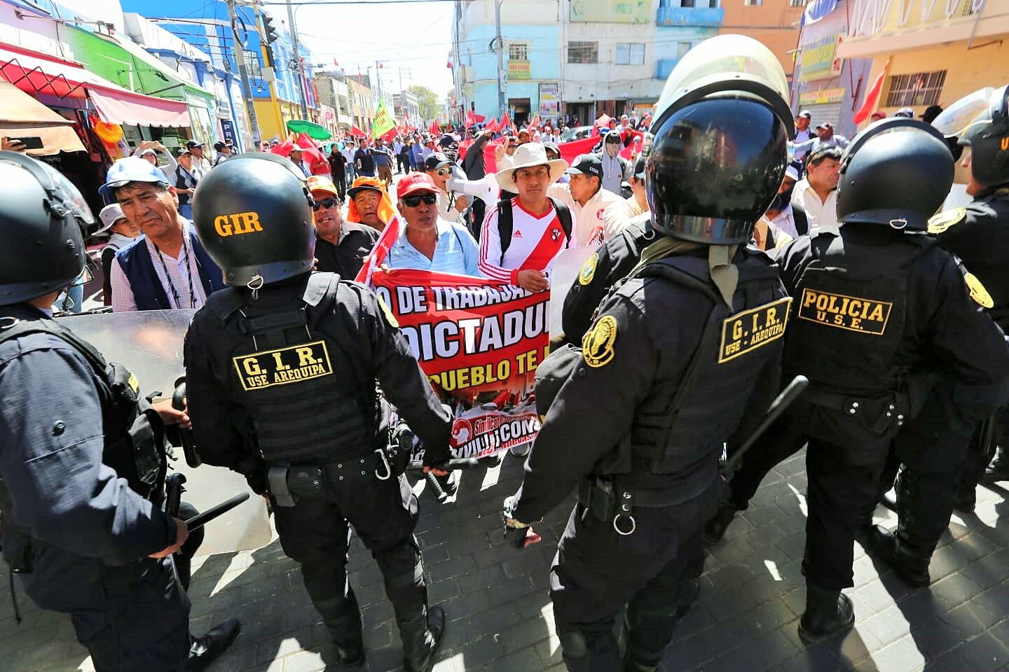 Un grupo de personas protestantes contra el Gobierno no pudieron llegar al Desfile Cívico Militar. Foto: Leonardo Cuito.