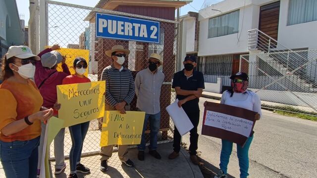 Municipalidad de Arequipa retira rejas de la urbanización Pablo VI pese a la oposición de vecinos