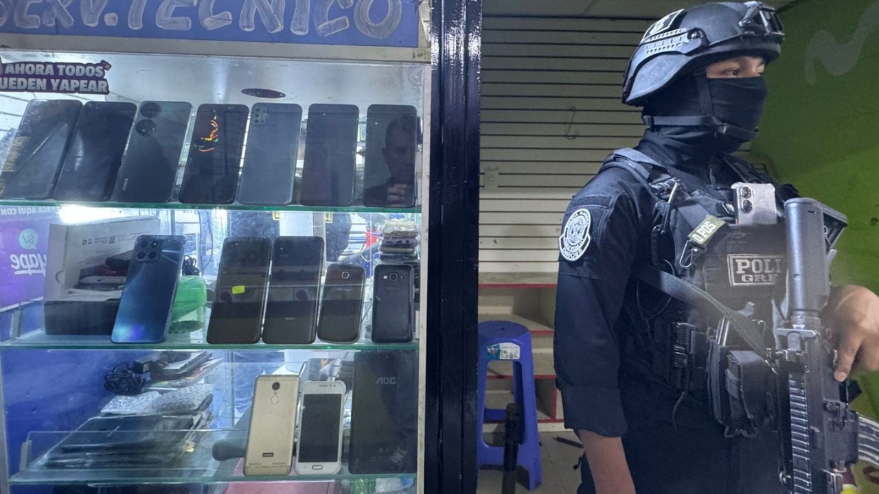 La Policía informó que se encontraron también diversos accesorios dentro de un stand. Además, se detuvo a tres hombres en el Centro Comercial Albarracín. (Foto: PNP)
