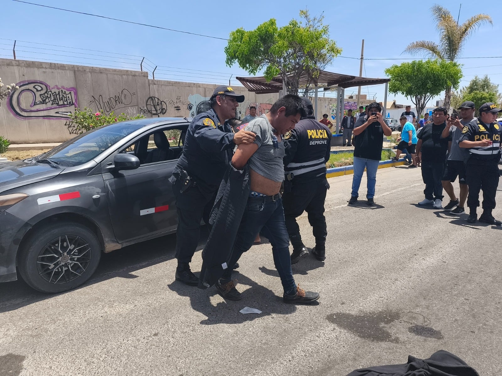 Iban en un vehículo color gris en actitud sospechosa. (Foto: Correo)