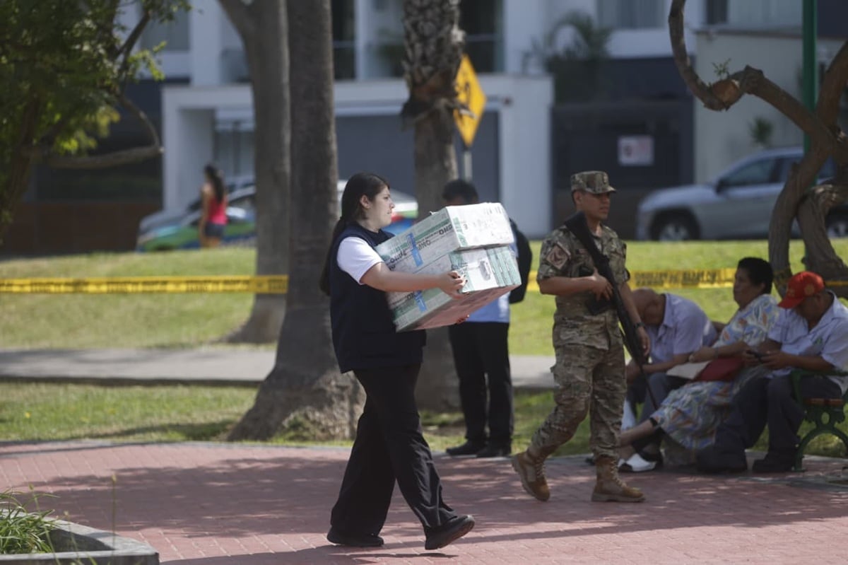 En el local de votación instalado en el parque Tradiciones en el distrito de Miraflores ha empezado la distribución de material electoral alrededor de las 10:20 a.m. (Foto: Mario Zapata N. @photo.gec)