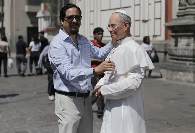 Escultura en tamaño real del papa León XIV sorprende a transeúntes en el Centro de Lima. Foto: Cesar Bueno@photo.gec