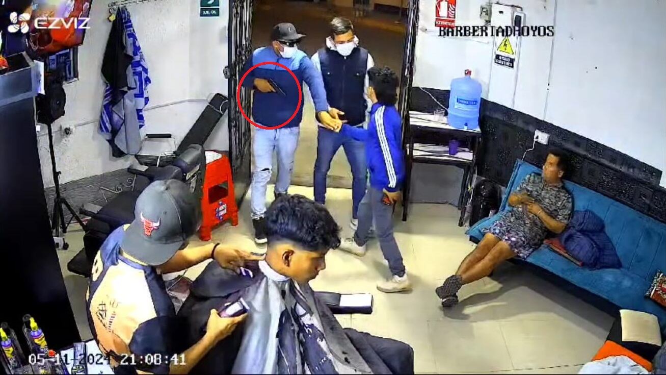 Los rateros entran provistos de armas de fuego y amenazan a los agraviados.