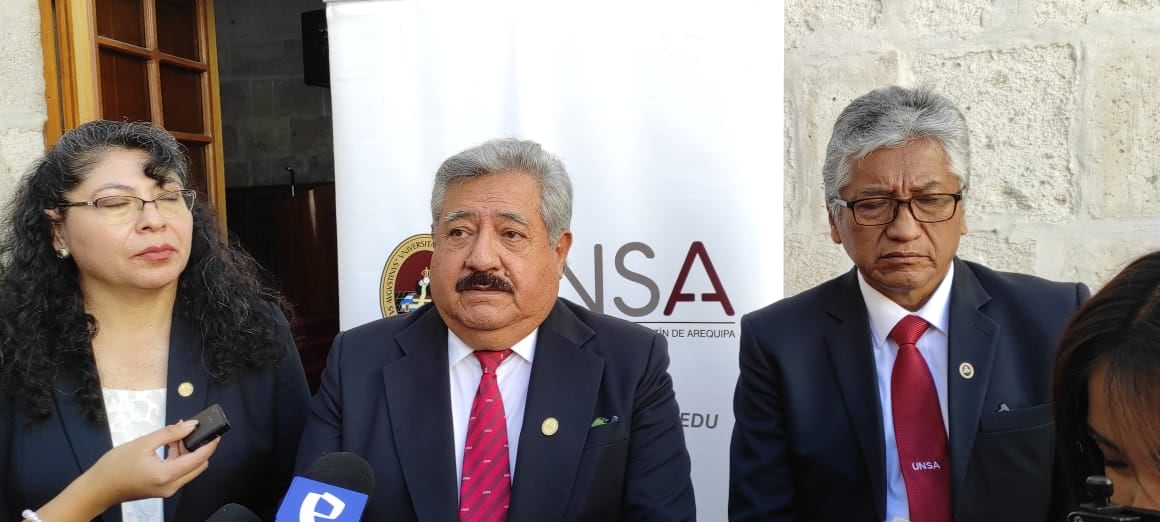 Comisión en el proceso de admisión Crepunsa. Foto: Nelly Hancco.