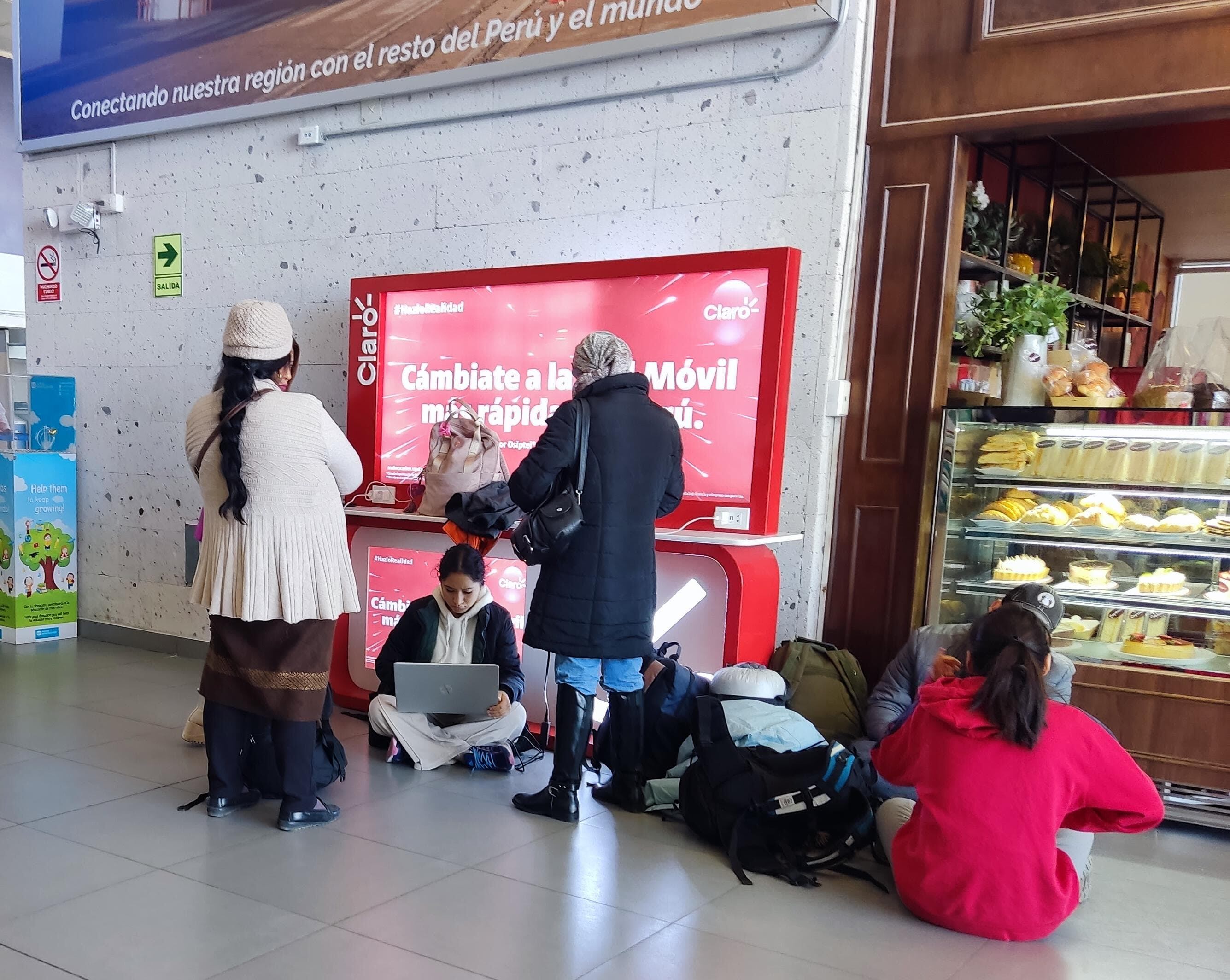 Falta de sillas hace que se sienten en los suelos del aeropuerto. (Foto: Leonardo Cuito)