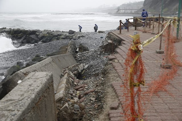 Miraflores retira cinco toneladas de basura tras oleajes anómalos en sus playas (Fotos: César Campos/GEC)